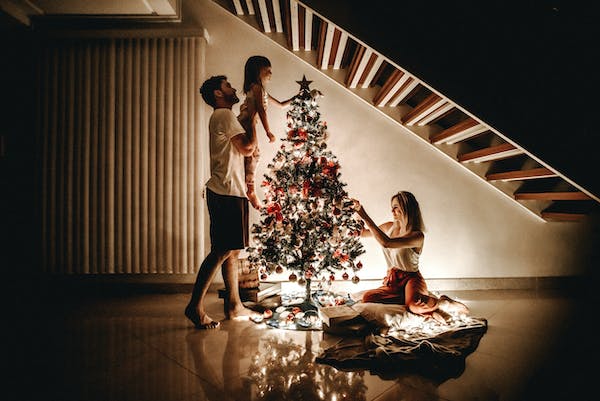 rodina u vánočního stromku 